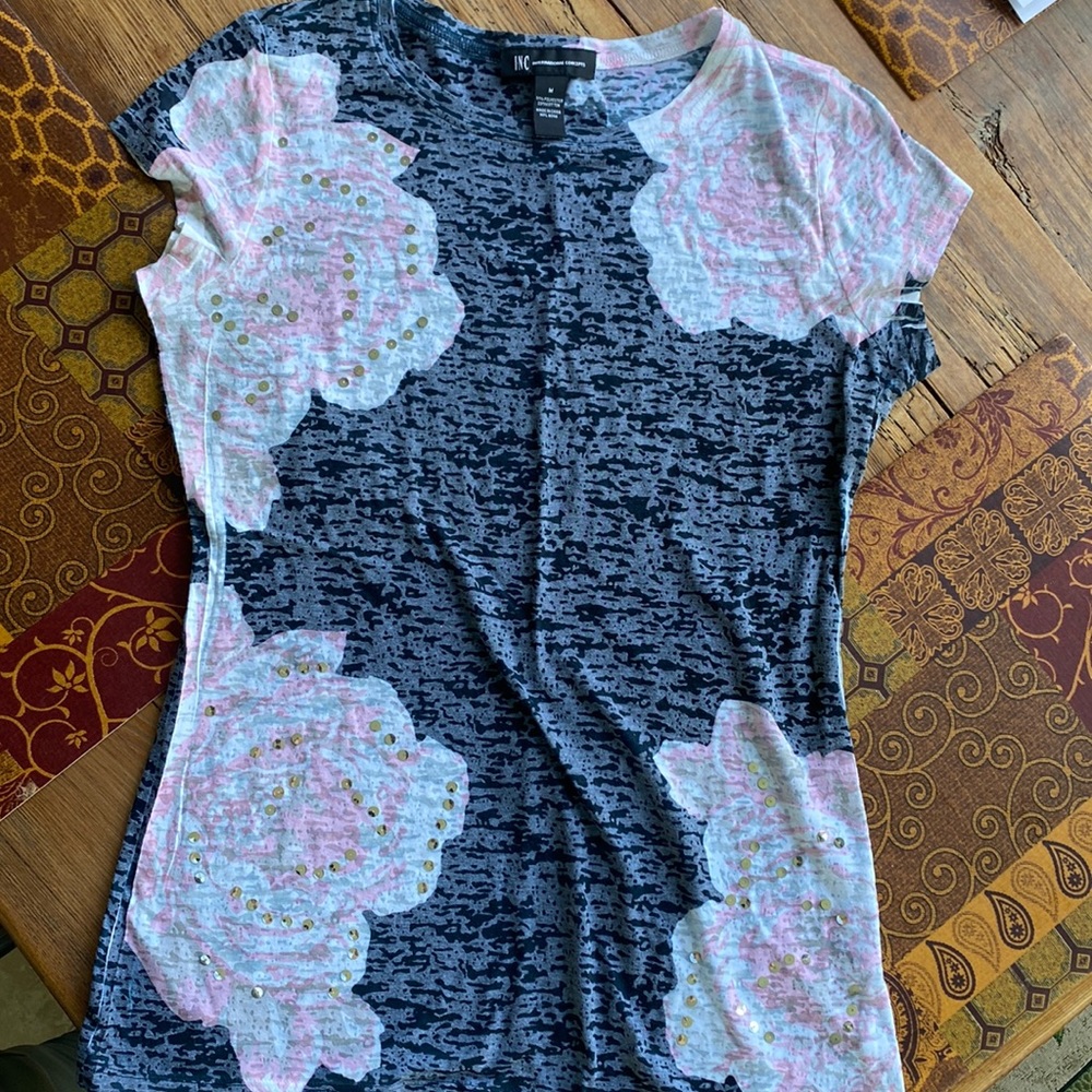 Adorable INC light weight Tshirt sz M